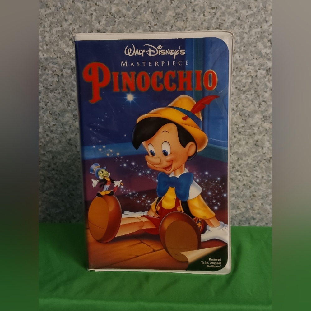 𝑾𝒂𝒍𝒕 𝑫𝒊𝒔𝒏𝒆𝒚'𝒔 𝑷𝒊𝒏𝒐𝒄𝒄𝒉𝒊𝒐 𝑽𝑯𝑺 𝒂𝒏𝒅 𝑩𝒐𝒐𝒌 𝑺𝒆𝒕 - Picture 2 of 13